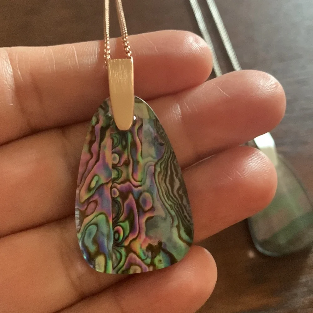 KENDRA SCOTT Maeve Long Stone Pendant Necklace